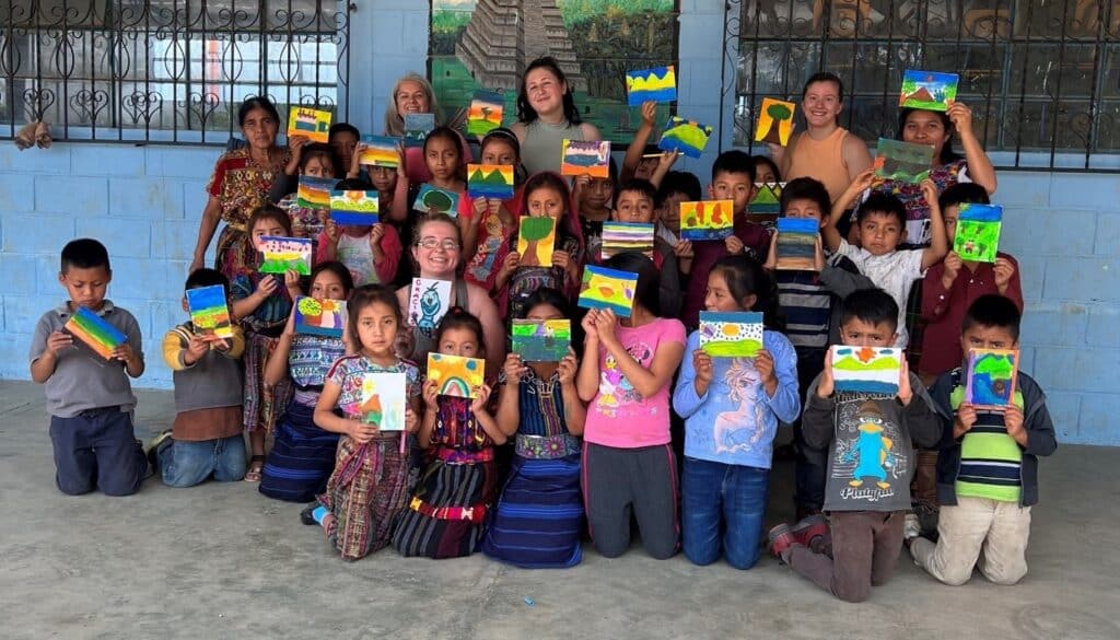 Le groupe de Techniques d’éducation à l’enfance a réalisé un projet de peinture avec les enfants d’une école guatémaltèque