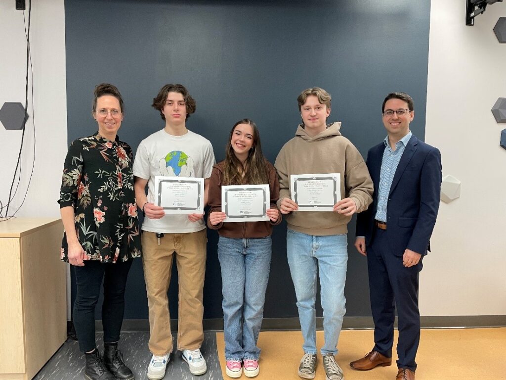 Pour le regroupement Sciences appliquées, les étudiants ayant remporté la bourse de 100 $ sont Félix-Antoine Lacasse, Mallia Poulin et Olivier Michaud. Ils sont entourés des enseignants du cours Épreuve synthèse de programme, Nathalie Sirois et Marc Collette.