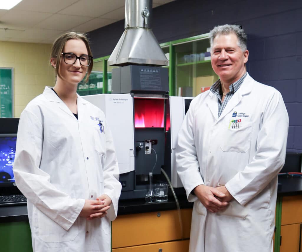 Mme Rosalie Brousseau et M. Alain Wilkin, respectivement étudiante en Techniques de laboratoire, profil Chimie analytique et enseignant en chimie au Cégep de Shawinigan.