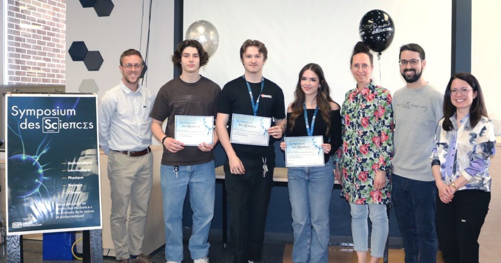 De gauche à droite : M. Thomas Vandal, président d’honneur de l’événement, les gagnants du 1er prix de la catégorie Sciences appliquées Félix-Antoine Lacasse, Olivier Michaud et Mallia Poulin, Mme Nathalie Sirois, enseignante au département de mathématiques,