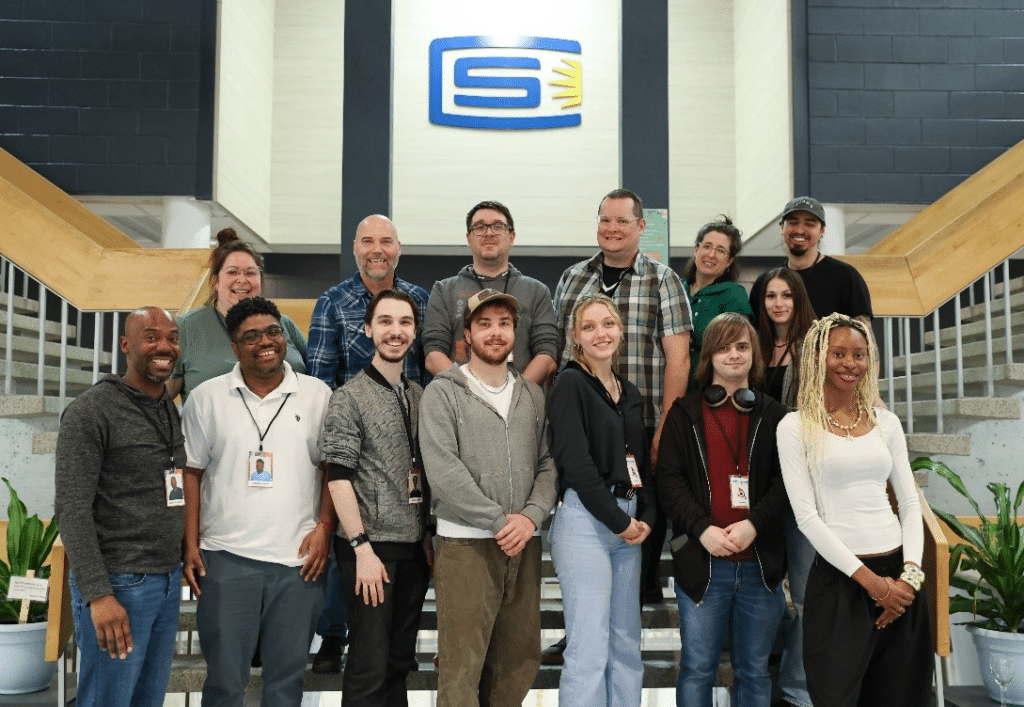 Sur la photo, en avant, les finissantes et finissants du programme Microédition et hypermédia du Cégep de Shawinigan : Pitchou Bonde Mukeba, Mickaël Charles-Henri Marsan, Gabriel Meunier, Aurélien Vincent, Léanne Emond, Mathis Grenier, Cristal Vézina, Elisabeth Paloma Boaye Nouguemyo. En arrière, l’équipe enseignante du programme : Mme Kalinka Bassaraba, M. Alain Vermette, M. Jean-Daniel Roberge, M. Yannick Jean, Mme Catherine Bourgie et M. Nicolas Boucher.