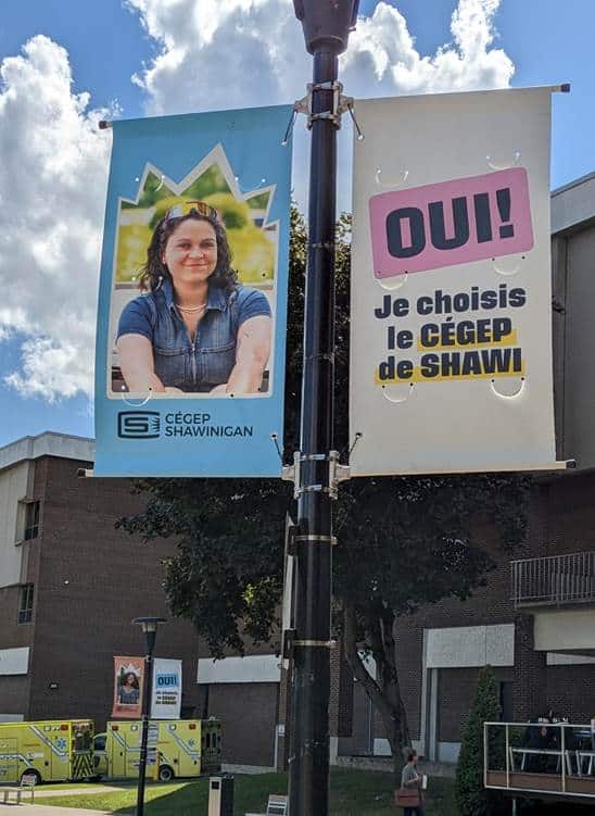 Plusieurs oriflammes ont été installées devant la bâtisse
