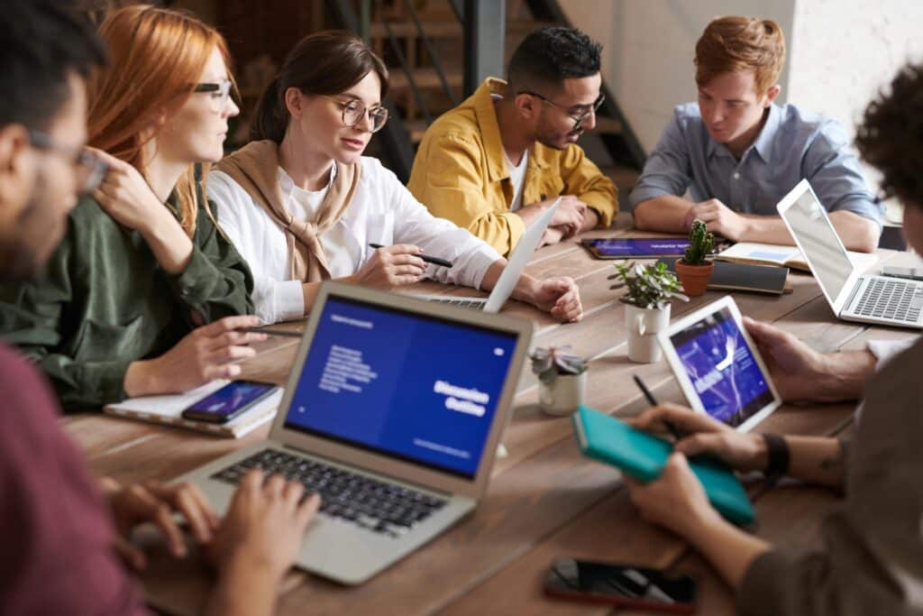 Personnes travaillant