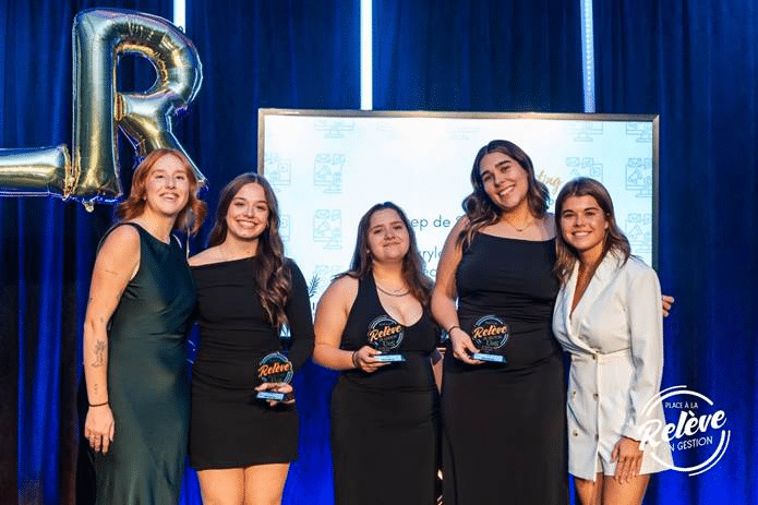 Sur la photo, nous retrouvons l’équipe gagnante composée d’Émilie Gauthier, Marylee Pruneau et Andréanne Lemarier, étudiantes en Techniques de comptabilité et de gestion du Cégep de Shawinigan, entourées de deux membres de l’organisation de Place à La Relève en gestion.