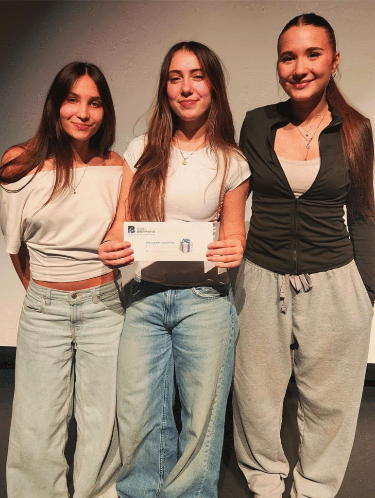 Sur la photo, nous pouvons apercevoir, de gauche à droite, les étudiantes qui ont formé l’équipe gagnante : Kelly Gélinas, Élizabeth Milette et Olivia Trudel Pilon.
