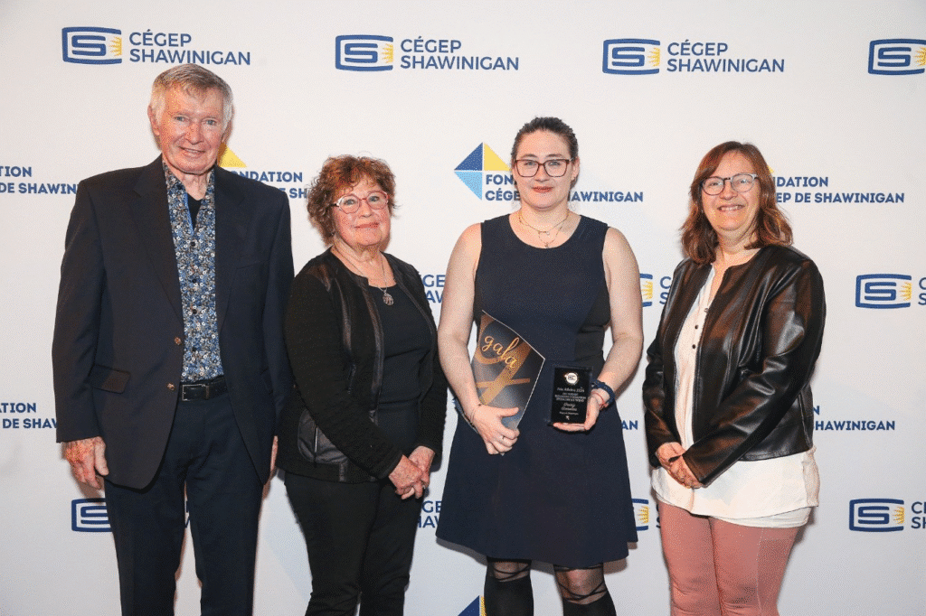 Sur la photo, dans l’ordre habituel : le couple de généreux donateurs M. Yvon Gagnon et Mme Colette Caron, l’étudiante récipiendaire de l’Athéna du DEC intensif en Techniques d’éducation spécialisée au CEC La Tuque, Daisy Gareau, ainsi que son enseignante, Mme Louise Vincent.