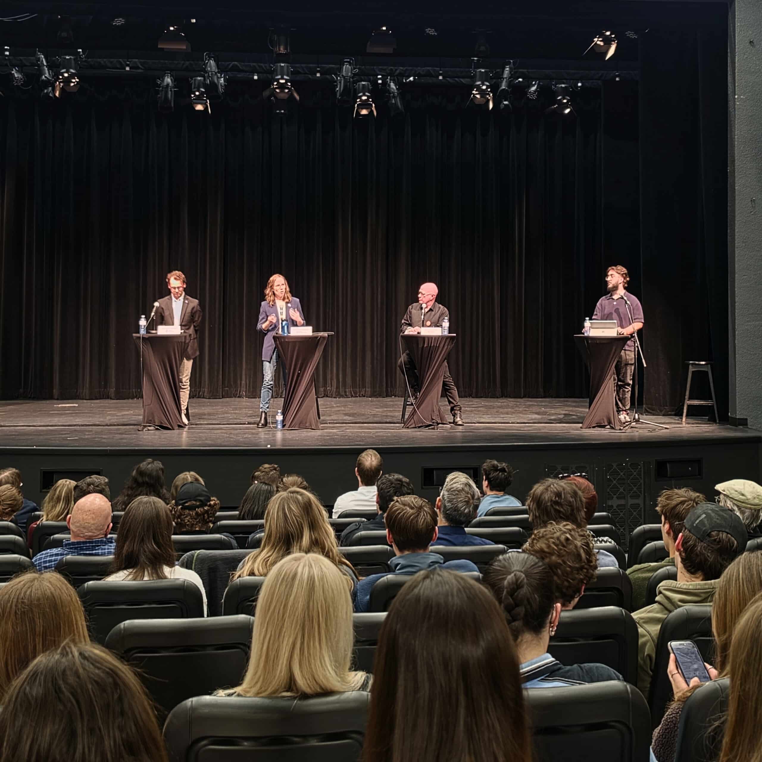 Le débat a suscité beaucoup d’intérêt auprès de la communauté collégiale.